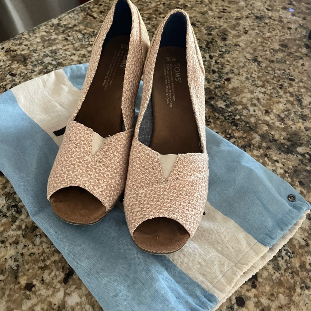 Toms Womens Wedge Heel Pumps Shoes Size W10 Printed Beige Fabric Open Toe Ladies
